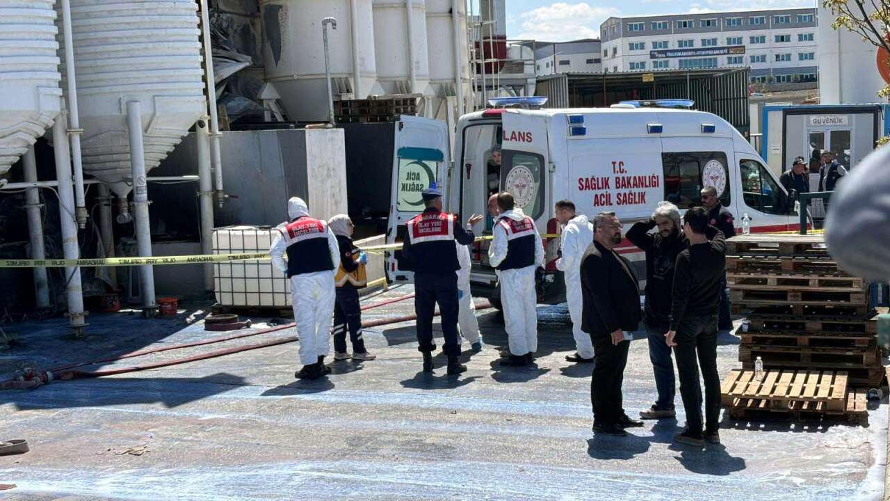 Boya fabrikasında yangın! 1 teknisyen hayatını kaybetti 5